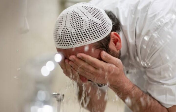 How does one Perform Wudu and Salah with Constant Release of Impurities?