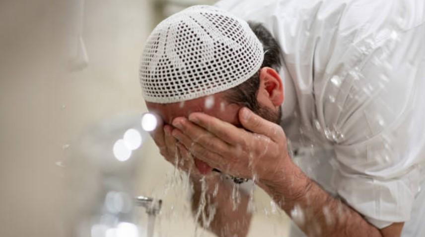 How does one Perform Wudu and Salah with Constant Release of Impurities?